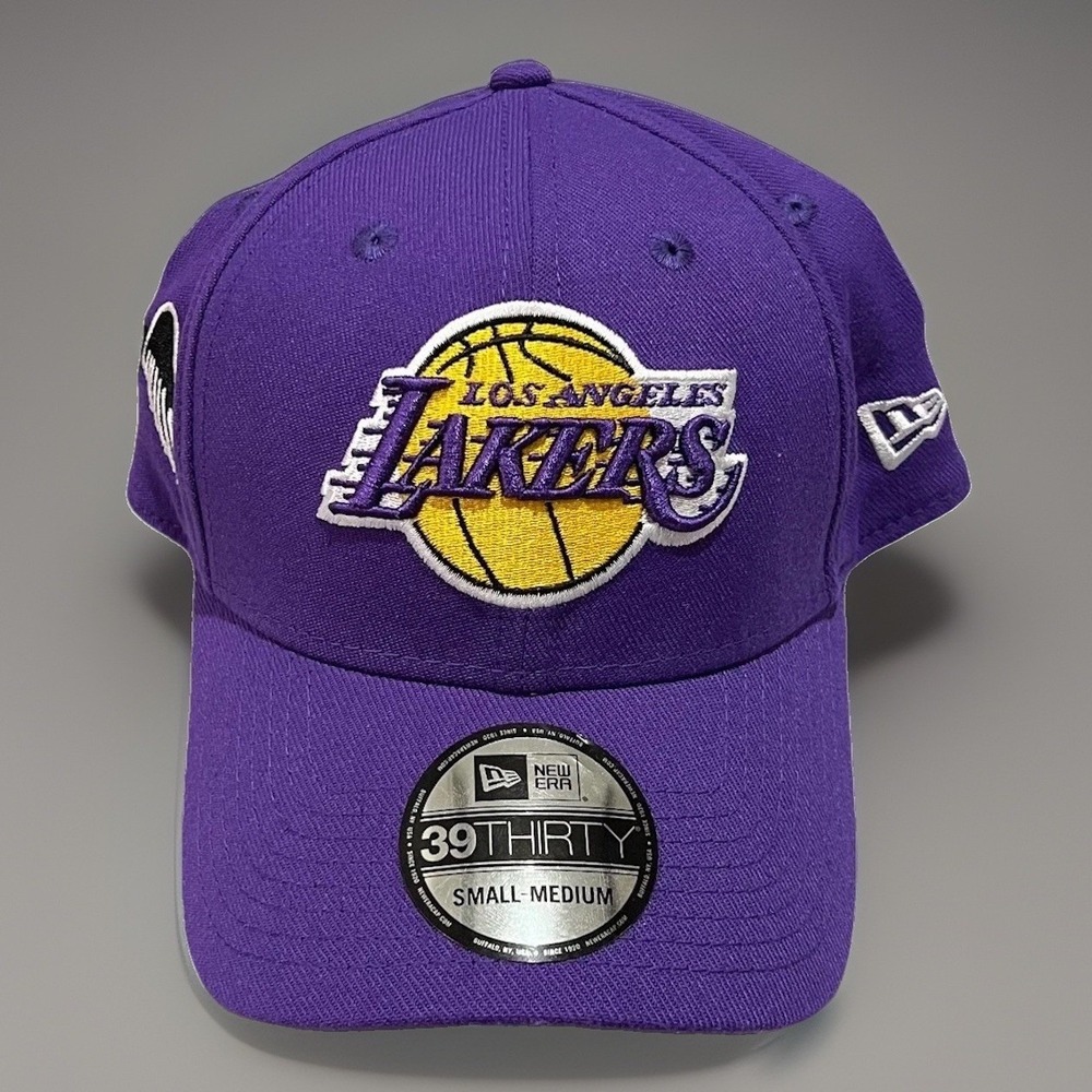 New Era Mens Purple LA Lakers Kobe Tribute 39THIRTY NBA Flex Fit Hat Cap S/M